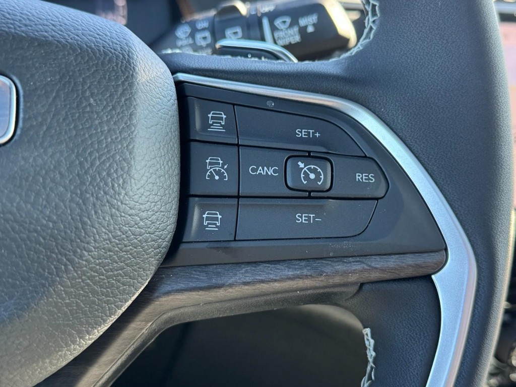 Jeep Grand Cherokee Vehicle Full-screen Gallery Image 12