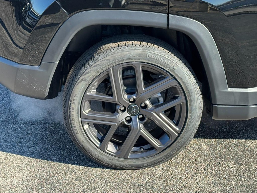 Jeep Compass Vehicle Full-screen Gallery Image 04