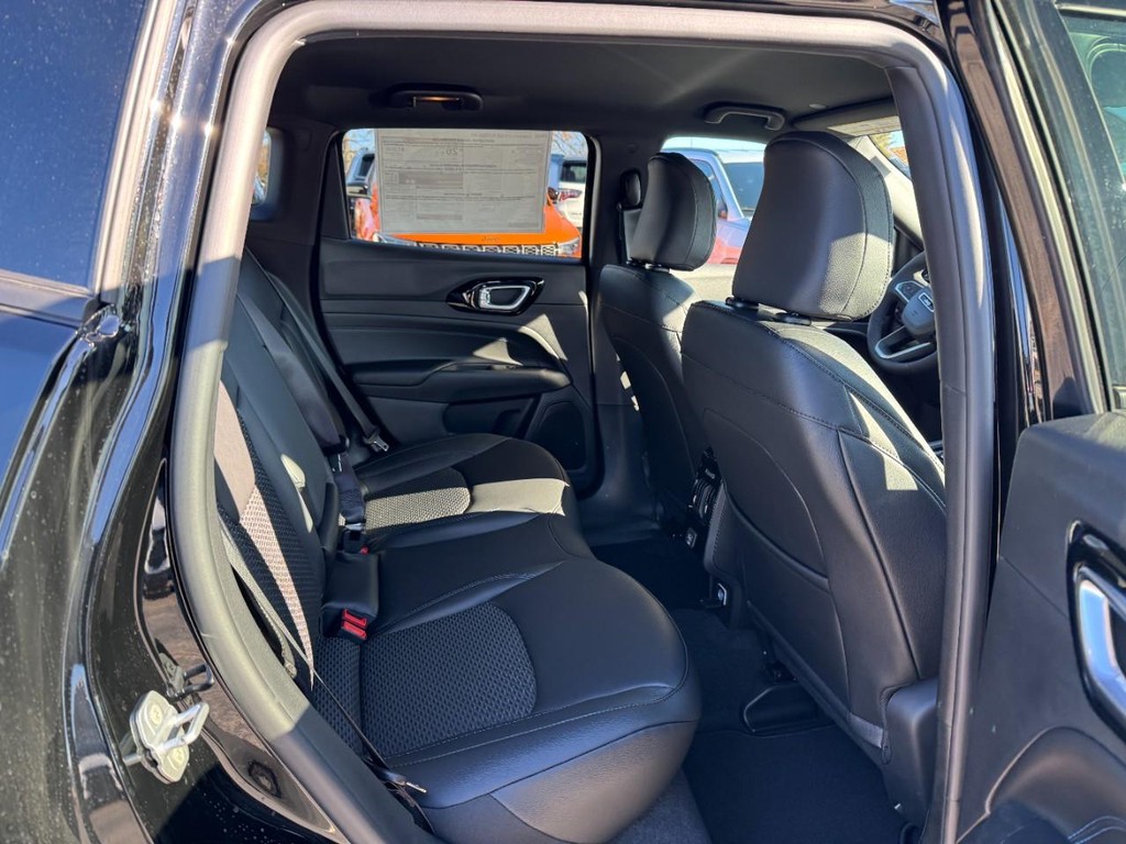 Jeep Compass Vehicle Full-screen Gallery Image 05