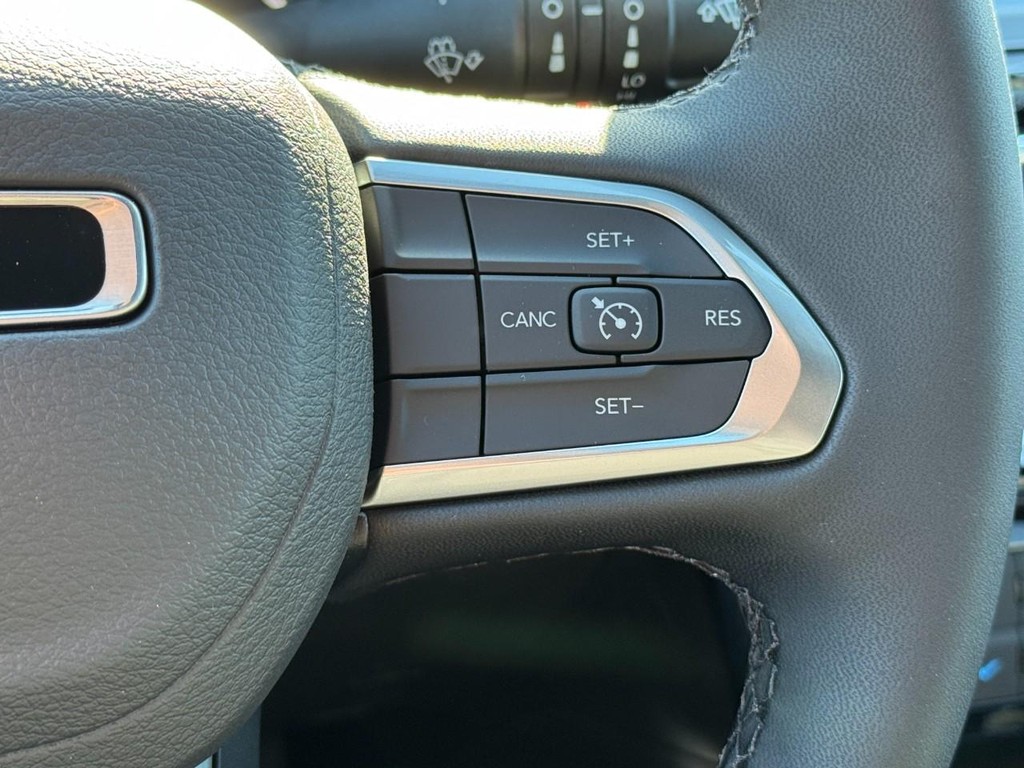 Jeep Compass Vehicle Full-screen Gallery Image 11