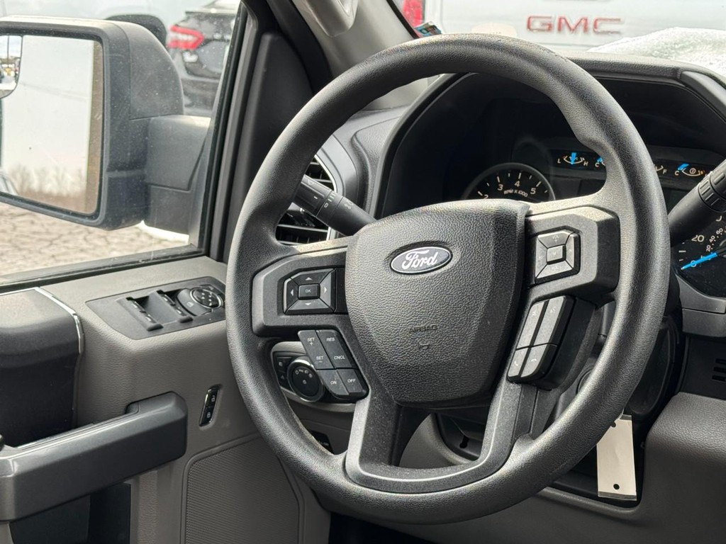 Ford F-150 Vehicle Full-screen Gallery Image 12