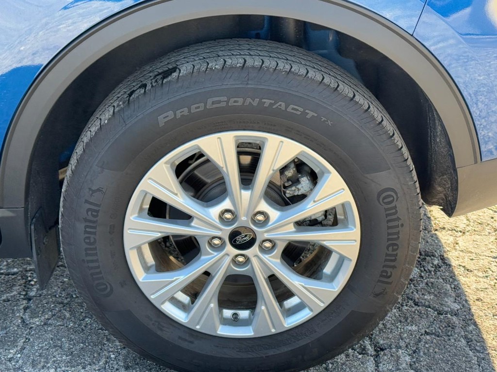 Ford Escape Vehicle Full-screen Gallery Image 05