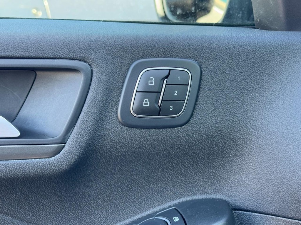 Ford Escape Vehicle Full-screen Gallery Image 16