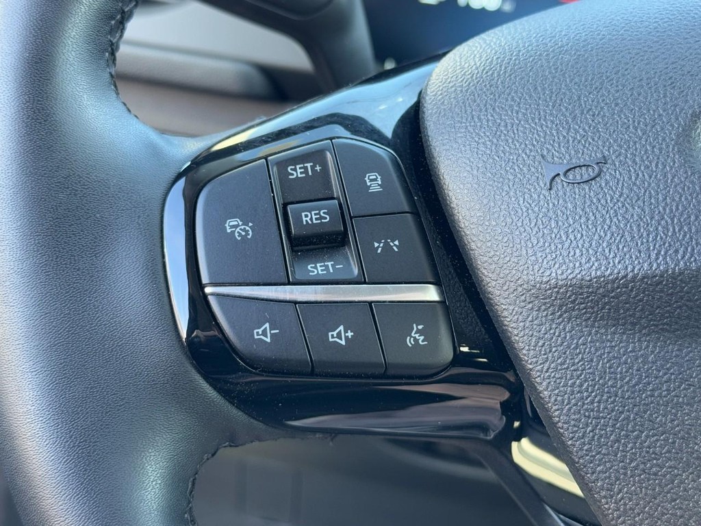 Ford Escape Vehicle Full-screen Gallery Image 17