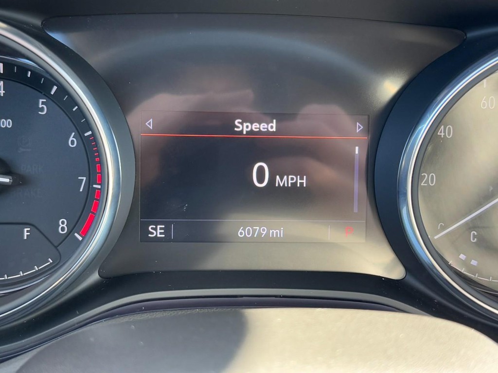 Buick Encore GX Vehicle Full-screen Gallery Image 18