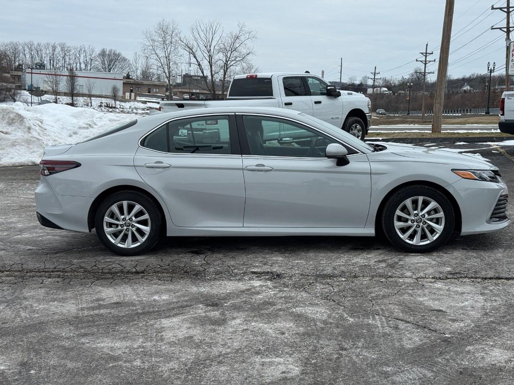 Toyota Camry Vehicle Full-screen Gallery Image 02