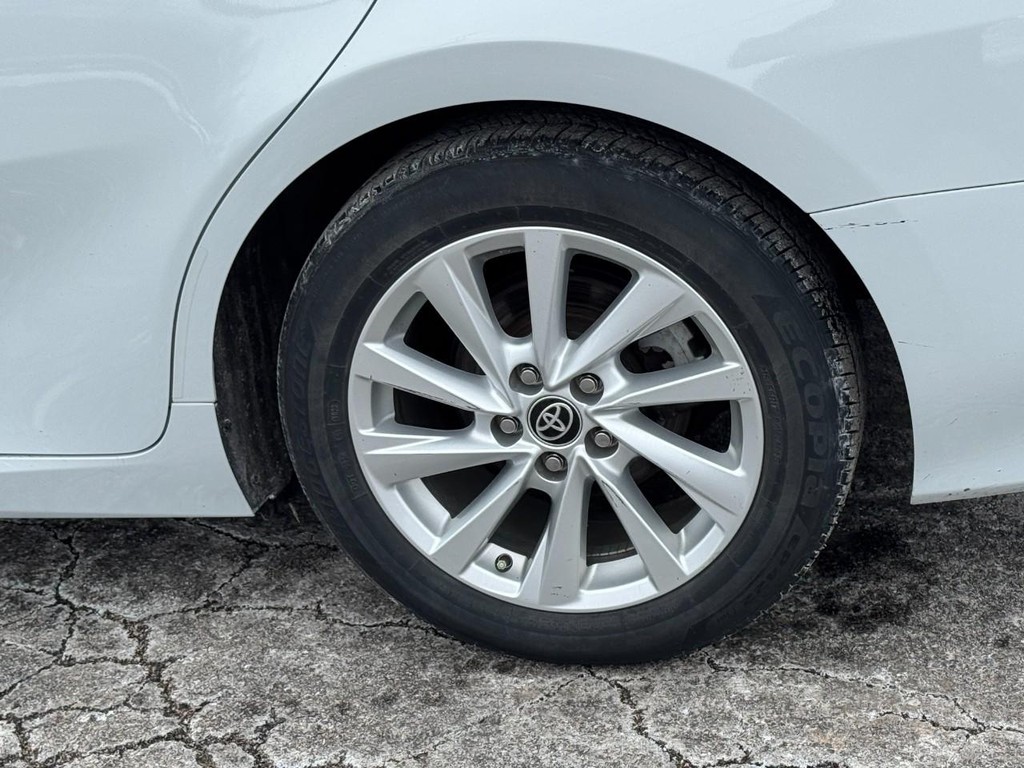 Toyota Camry Vehicle Full-screen Gallery Image 05