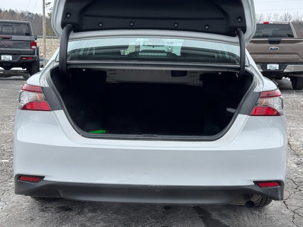 Toyota Camry Vehicle Full-screen Gallery Image 09