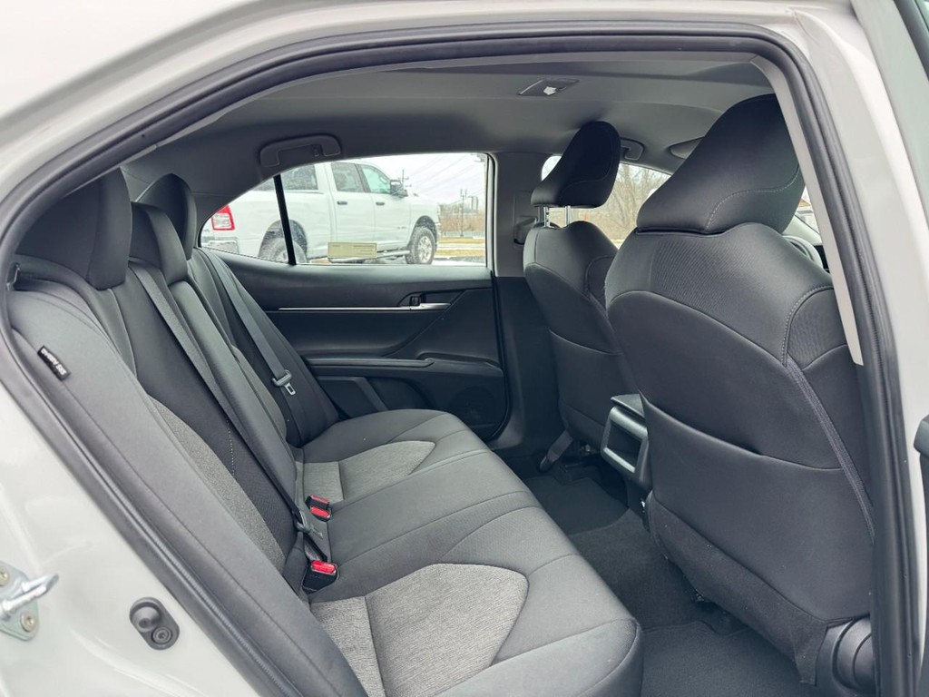 Toyota Camry Vehicle Full-screen Gallery Image 10