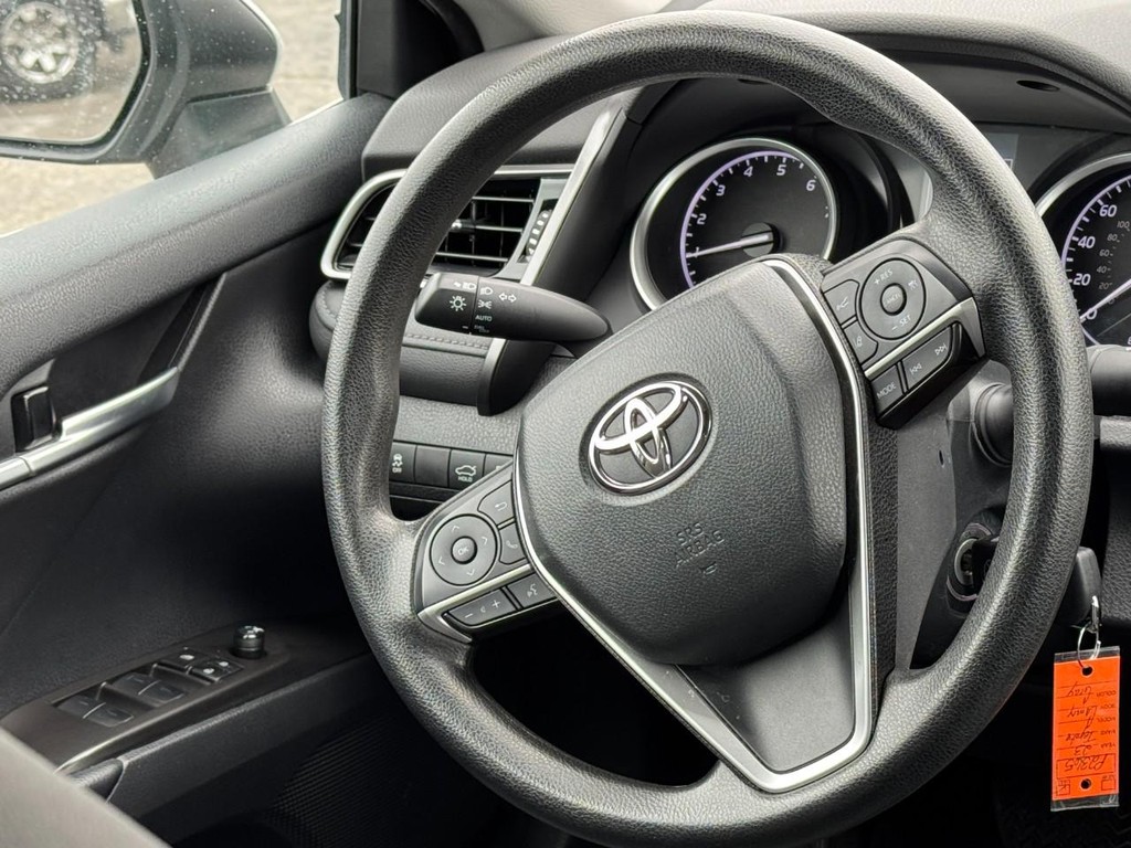 Toyota Camry Vehicle Full-screen Gallery Image 12