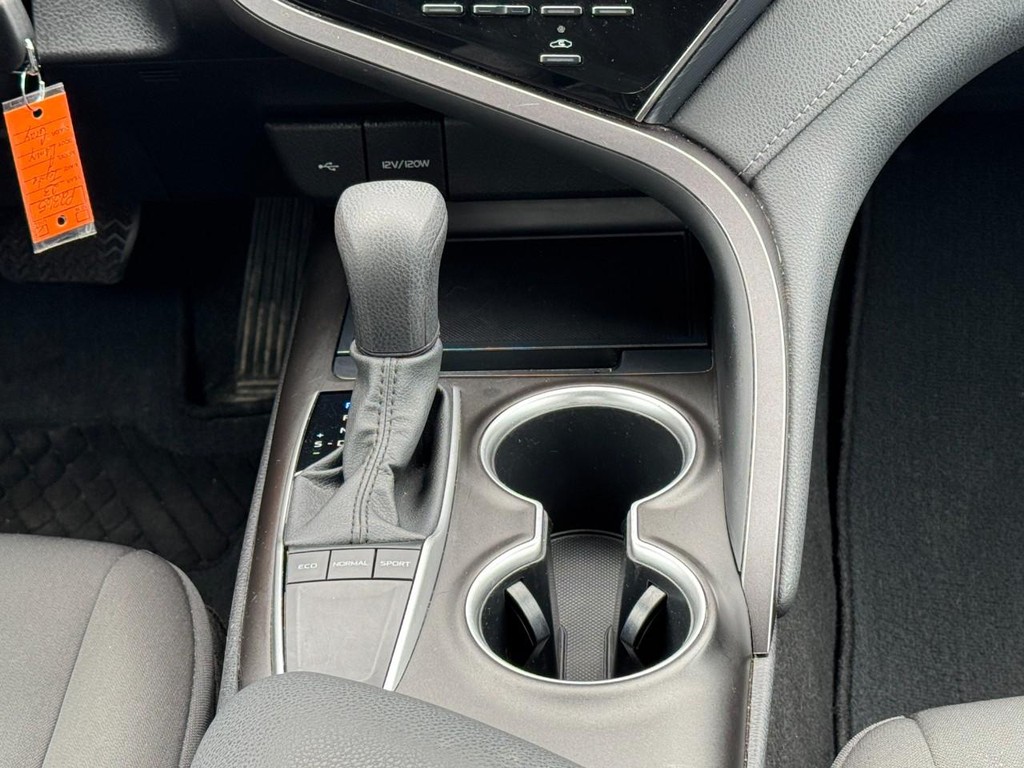 Toyota Camry Vehicle Full-screen Gallery Image 14