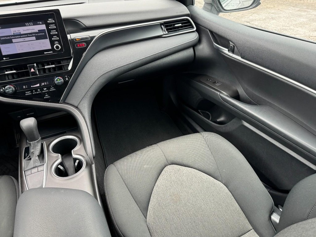 Toyota Camry Vehicle Full-screen Gallery Image 15