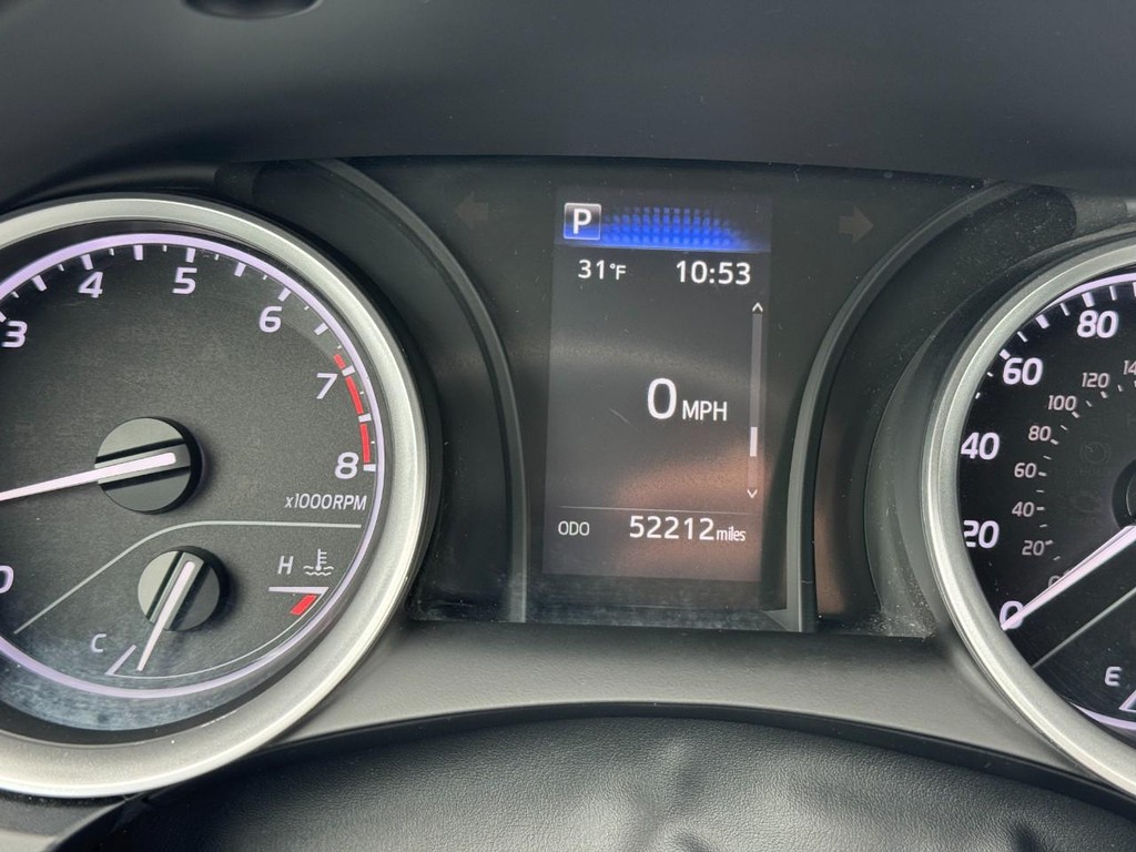 Toyota Camry Vehicle Full-screen Gallery Image 18