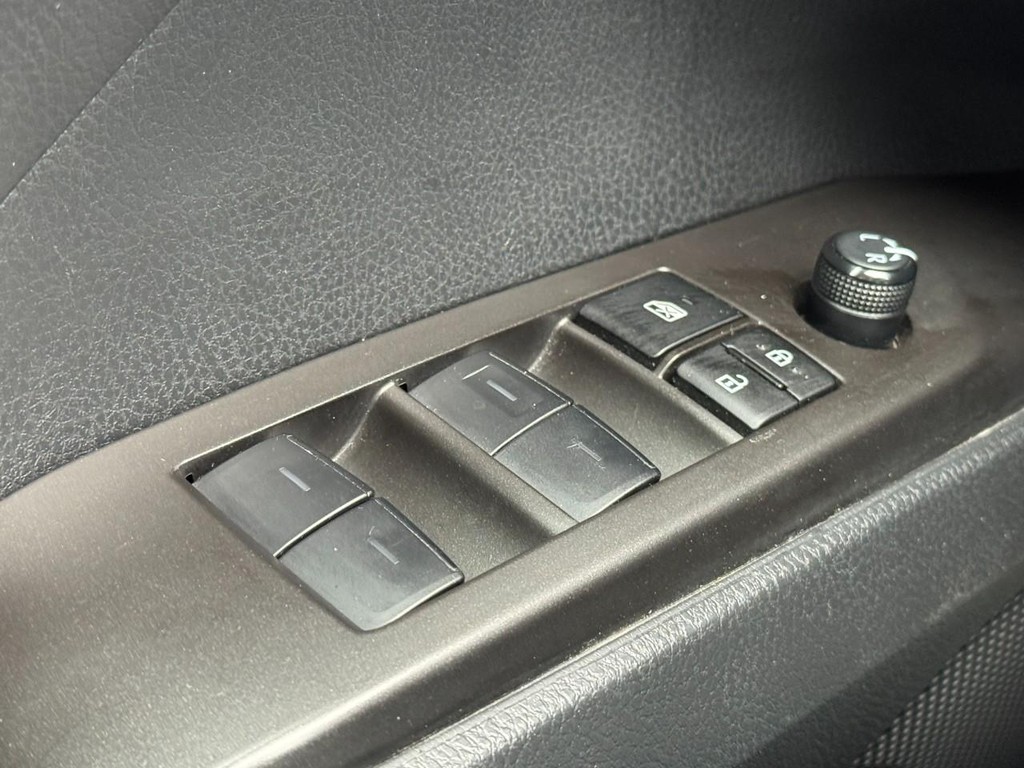 Toyota Camry Vehicle Full-screen Gallery Image 20