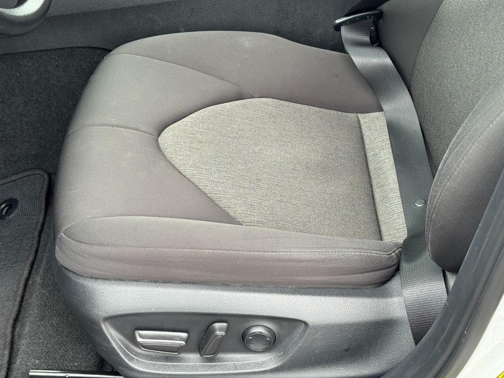 Toyota Camry Vehicle Full-screen Gallery Image 21