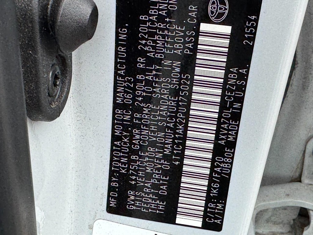 Toyota Camry Vehicle Full-screen Gallery Image 22