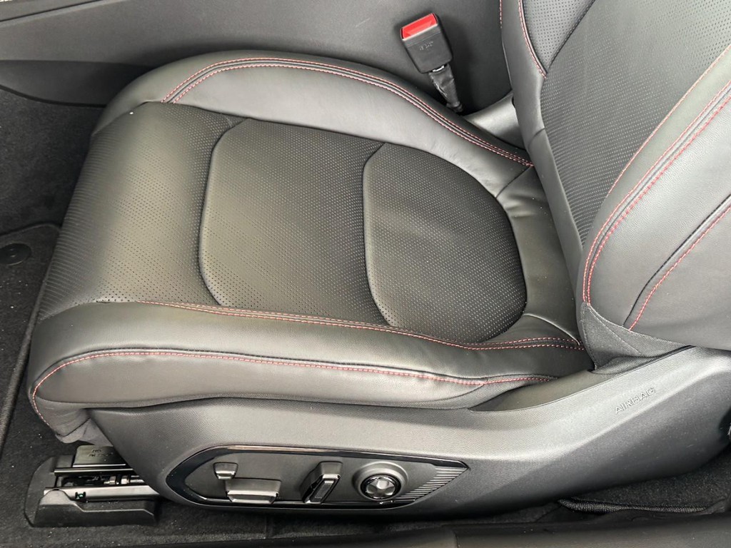 Dodge Charger Vehicle Full-screen Gallery Image 17