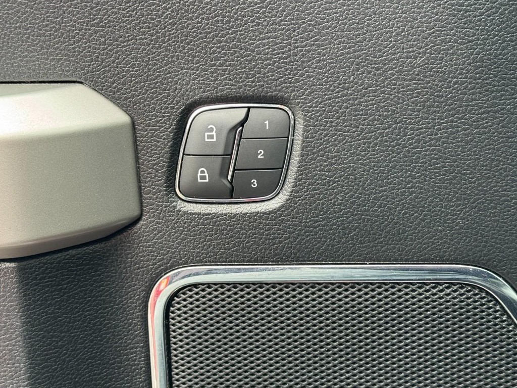 Ford F-150 Vehicle Full-screen Gallery Image 16