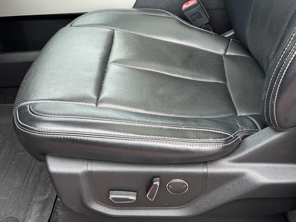 Ford F-150 Vehicle Full-screen Gallery Image 24