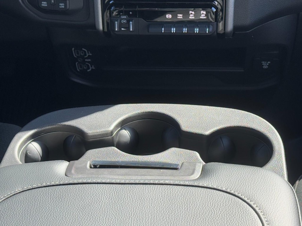 Ram 2500 Vehicle Full-screen Gallery Image 11