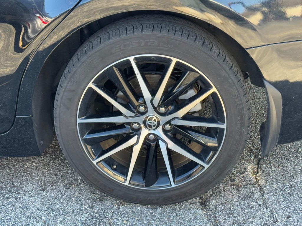 Toyota Camry Vehicle Full-screen Gallery Image 05