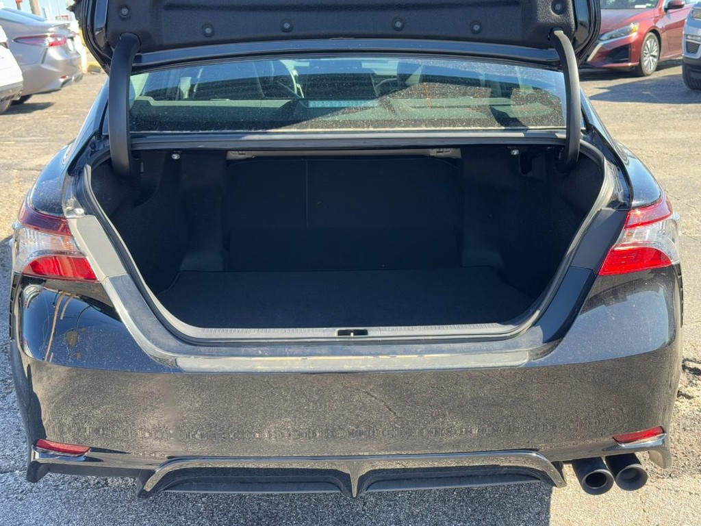 Toyota Camry Vehicle Full-screen Gallery Image 09