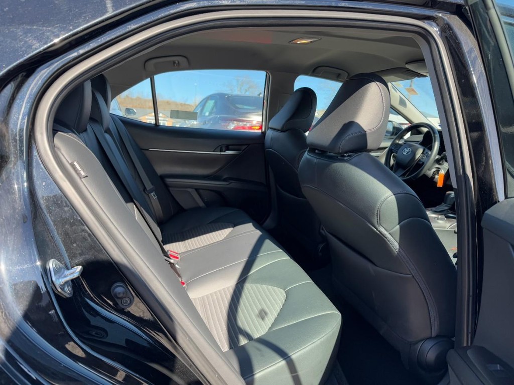 Toyota Camry Vehicle Full-screen Gallery Image 10