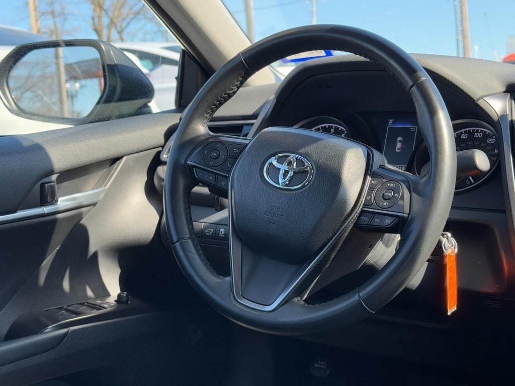 Toyota Camry Vehicle Full-screen Gallery Image 12