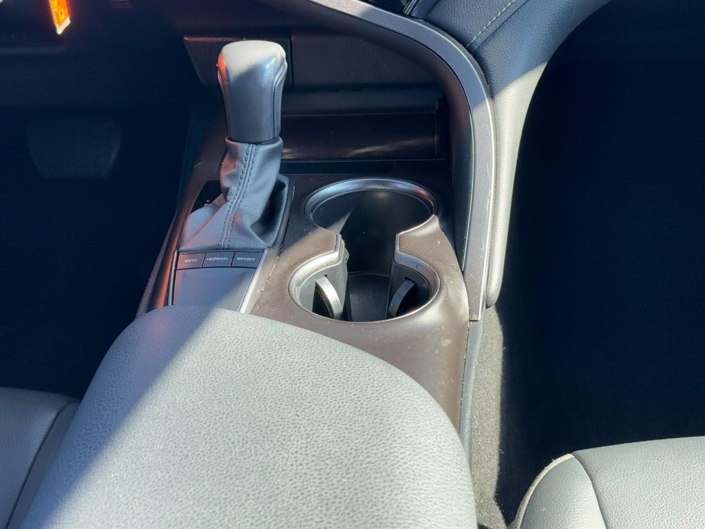 Toyota Camry Vehicle Full-screen Gallery Image 14