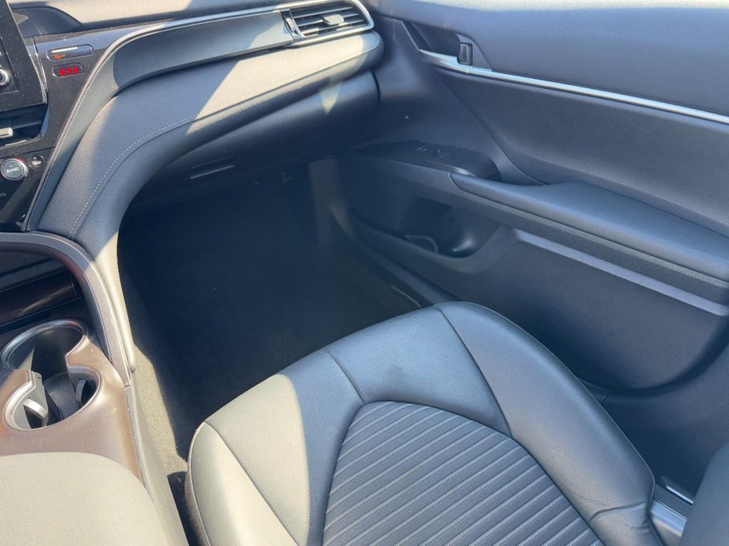 Toyota Camry Vehicle Full-screen Gallery Image 15