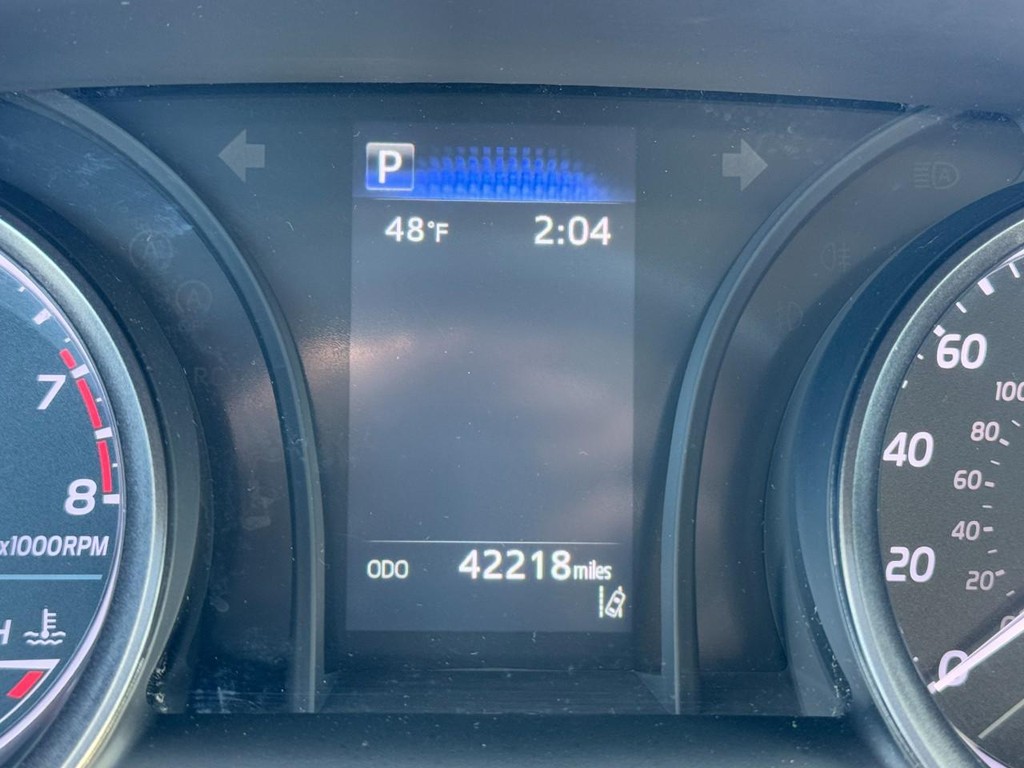 Toyota Camry Vehicle Full-screen Gallery Image 18