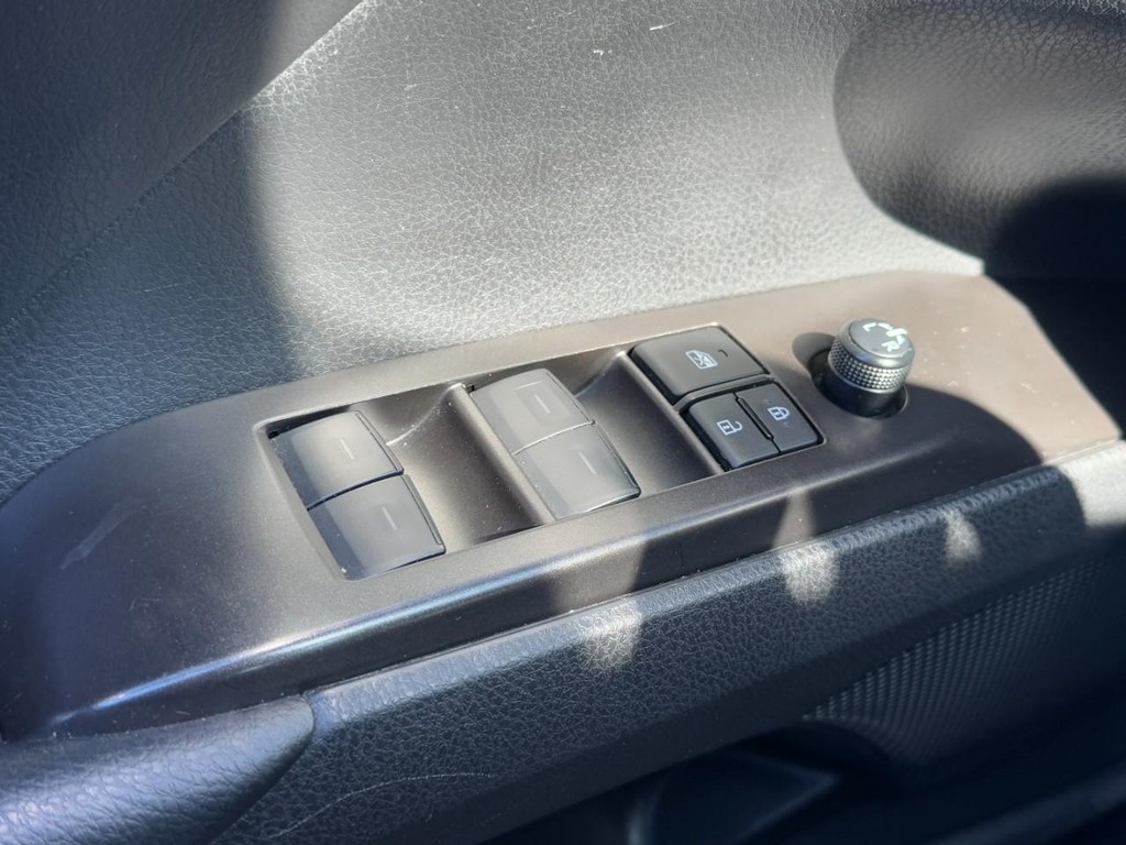 Toyota Camry Vehicle Full-screen Gallery Image 20