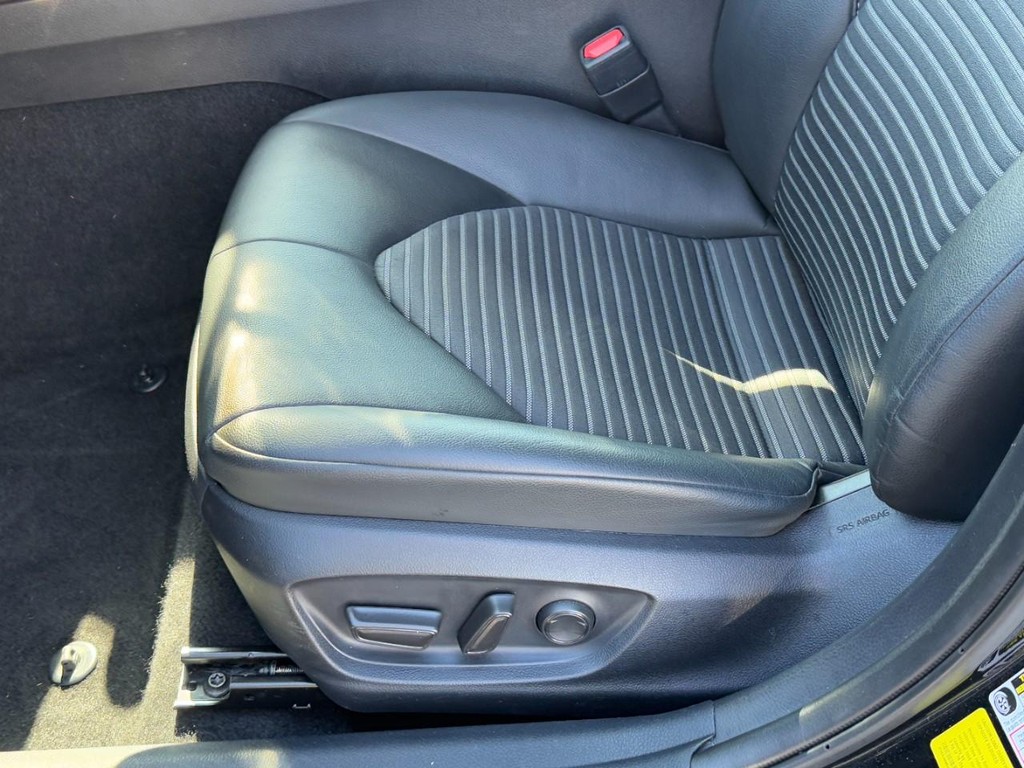 Toyota Camry Vehicle Full-screen Gallery Image 21