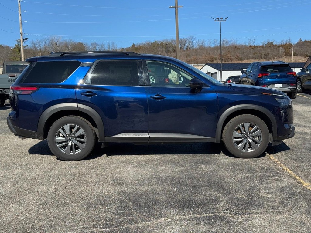 Nissan Pathfinder Vehicle Full-screen Gallery Image 02