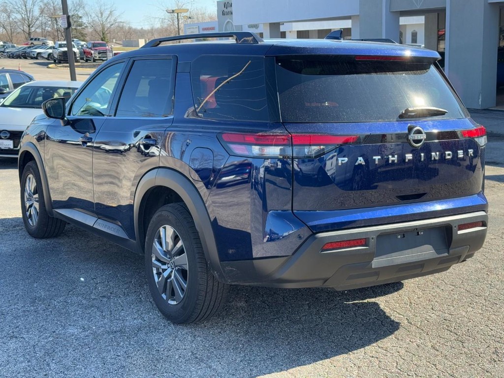 Nissan Pathfinder Vehicle Full-screen Gallery Image 04