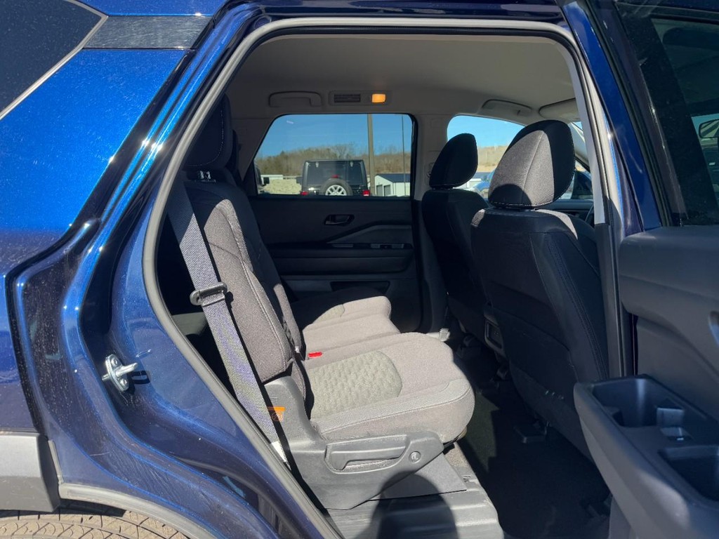 Nissan Pathfinder Vehicle Full-screen Gallery Image 11