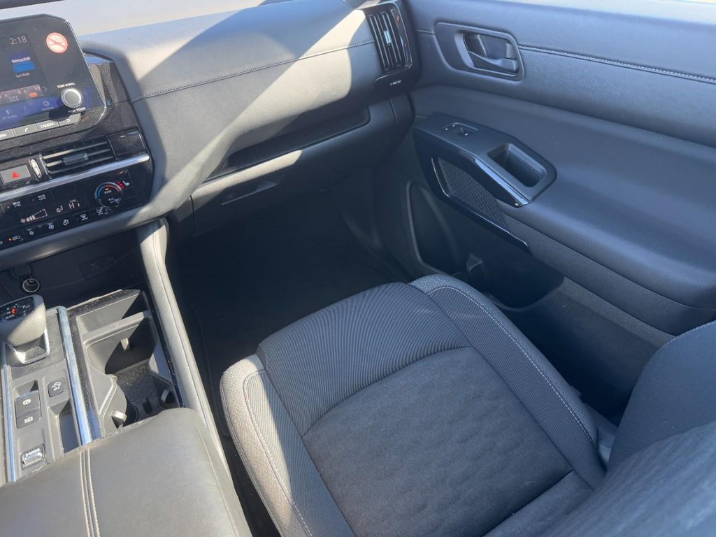 Nissan Pathfinder Vehicle Full-screen Gallery Image 17