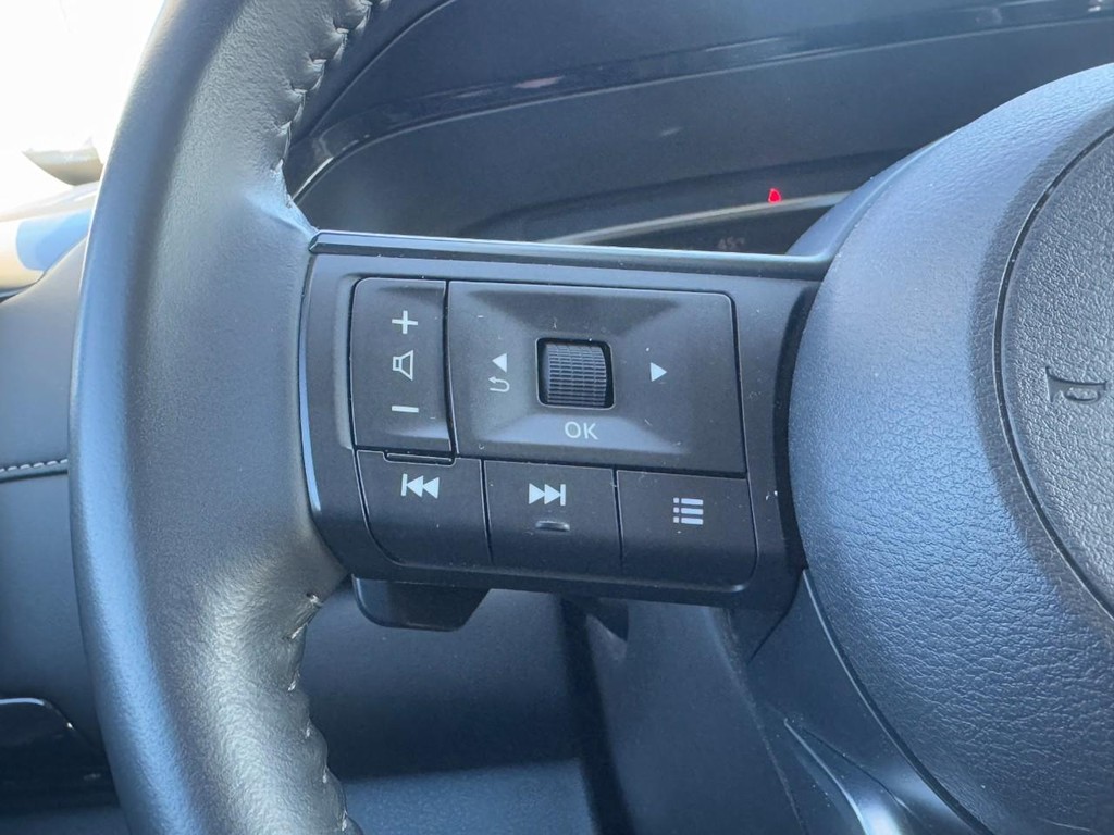 Nissan Pathfinder Vehicle Full-screen Gallery Image 18