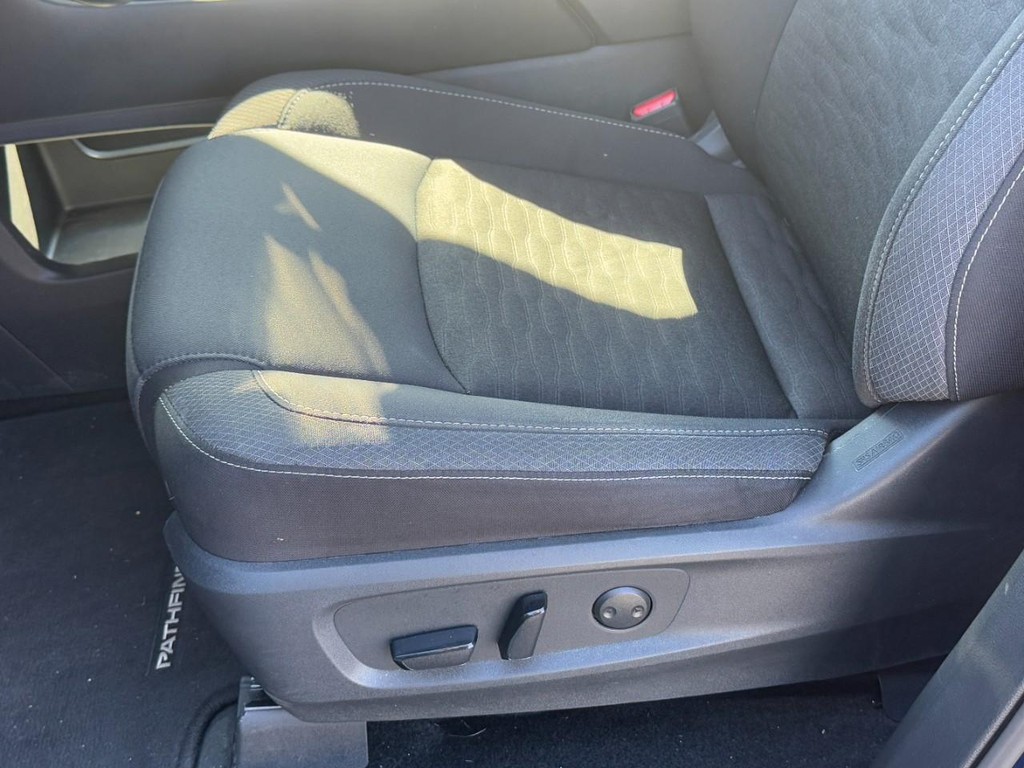 Nissan Pathfinder Vehicle Full-screen Gallery Image 24