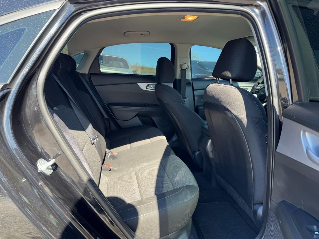 Kia Forte Vehicle Full-screen Gallery Image 10