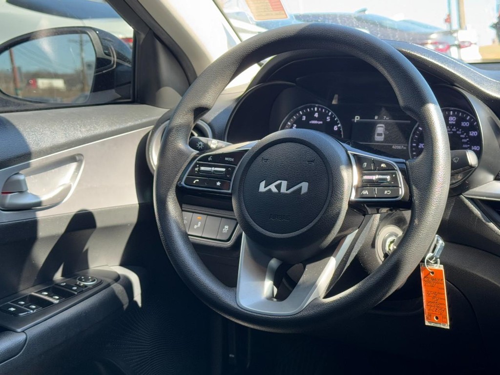 Kia Forte Vehicle Full-screen Gallery Image 12