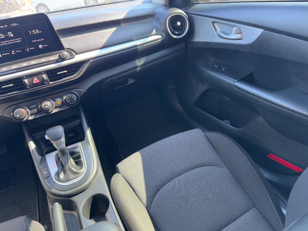 Kia Forte Vehicle Full-screen Gallery Image 15