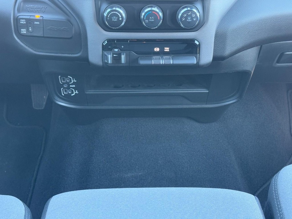 Ram 2500 Vehicle Full-screen Gallery Image 14