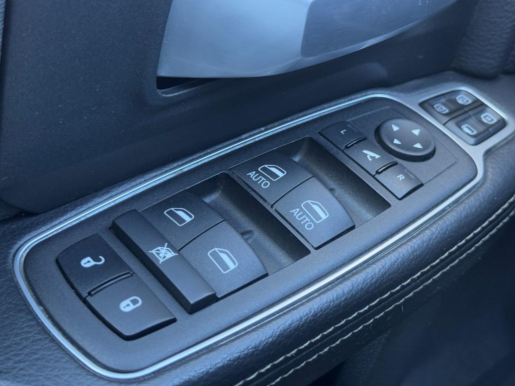 Ram 2500 Vehicle Full-screen Gallery Image 21