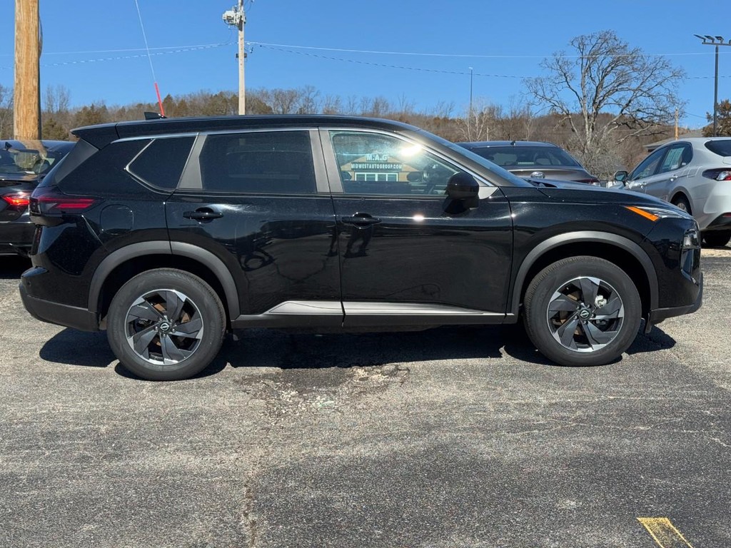 Nissan Rogue Vehicle Full-screen Gallery Image 02