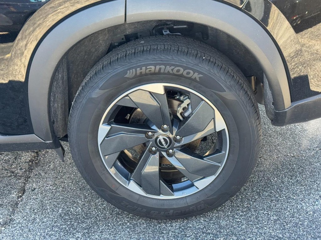 Nissan Rogue Vehicle Full-screen Gallery Image 05