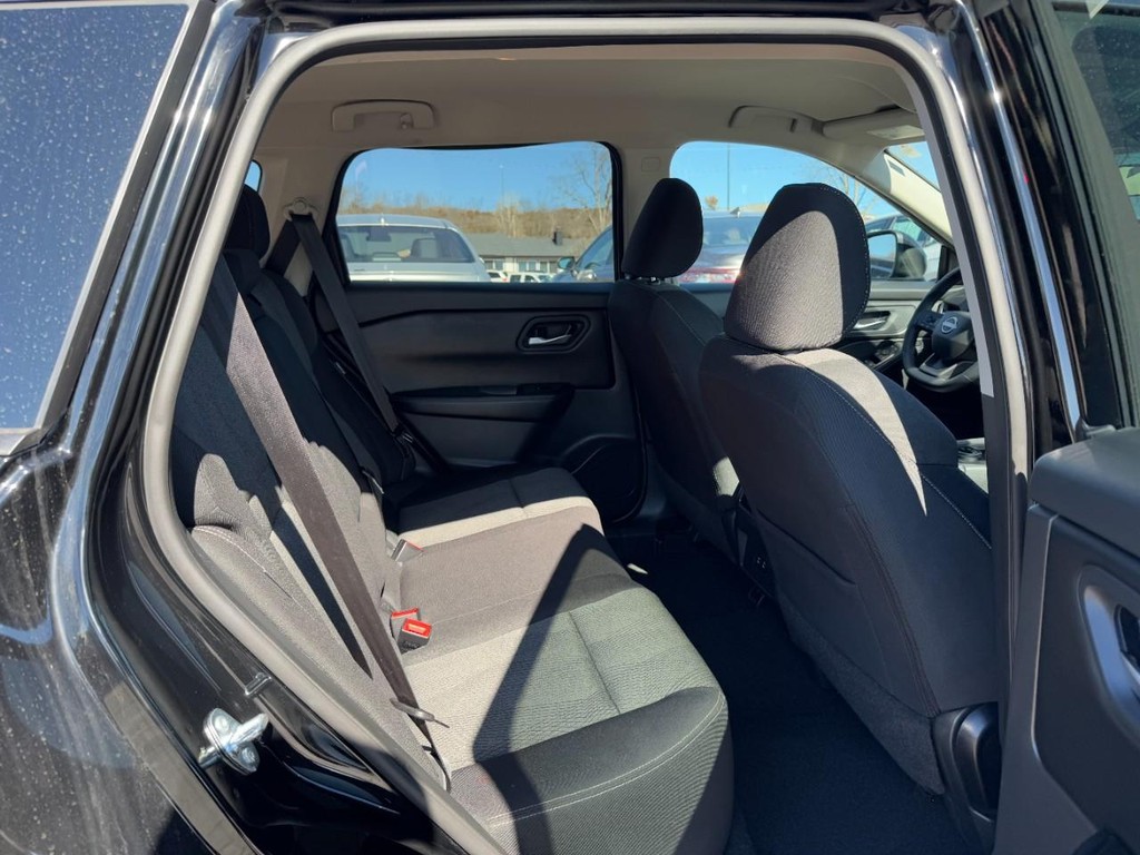 Nissan Rogue Vehicle Full-screen Gallery Image 10