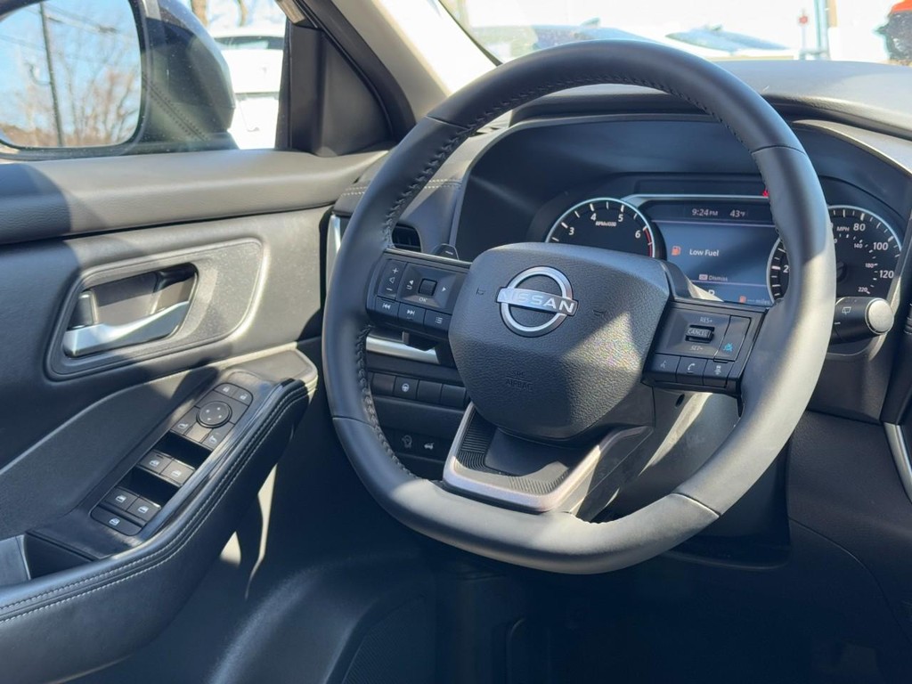 Nissan Rogue Vehicle Full-screen Gallery Image 12