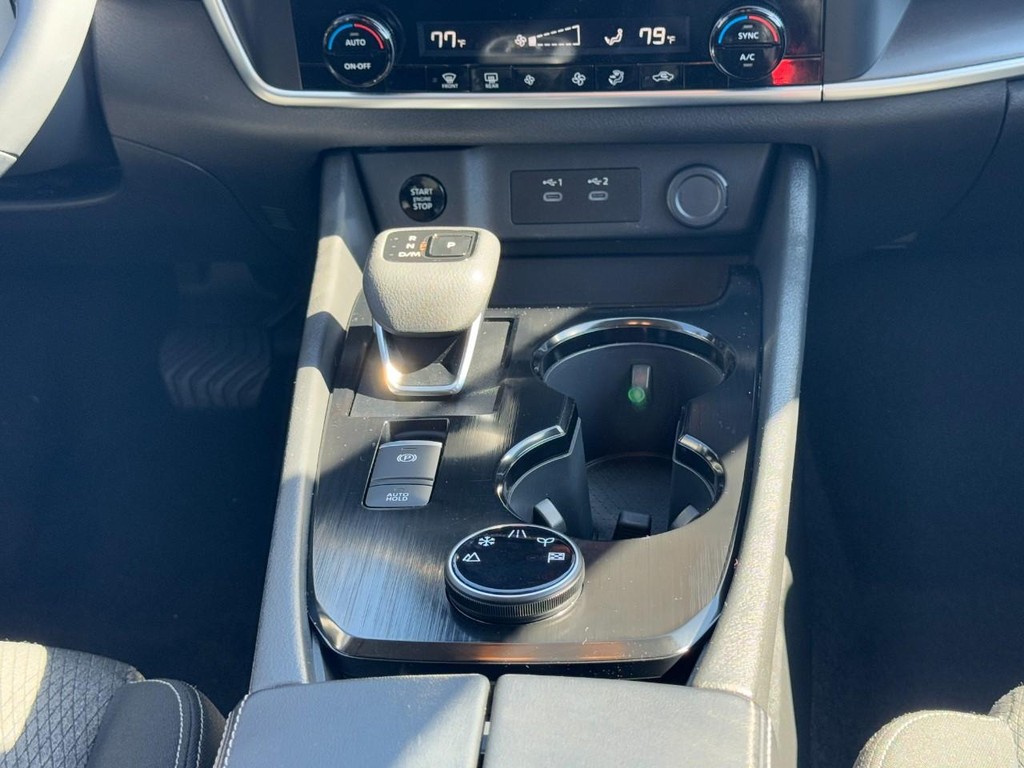 Nissan Rogue Vehicle Full-screen Gallery Image 14