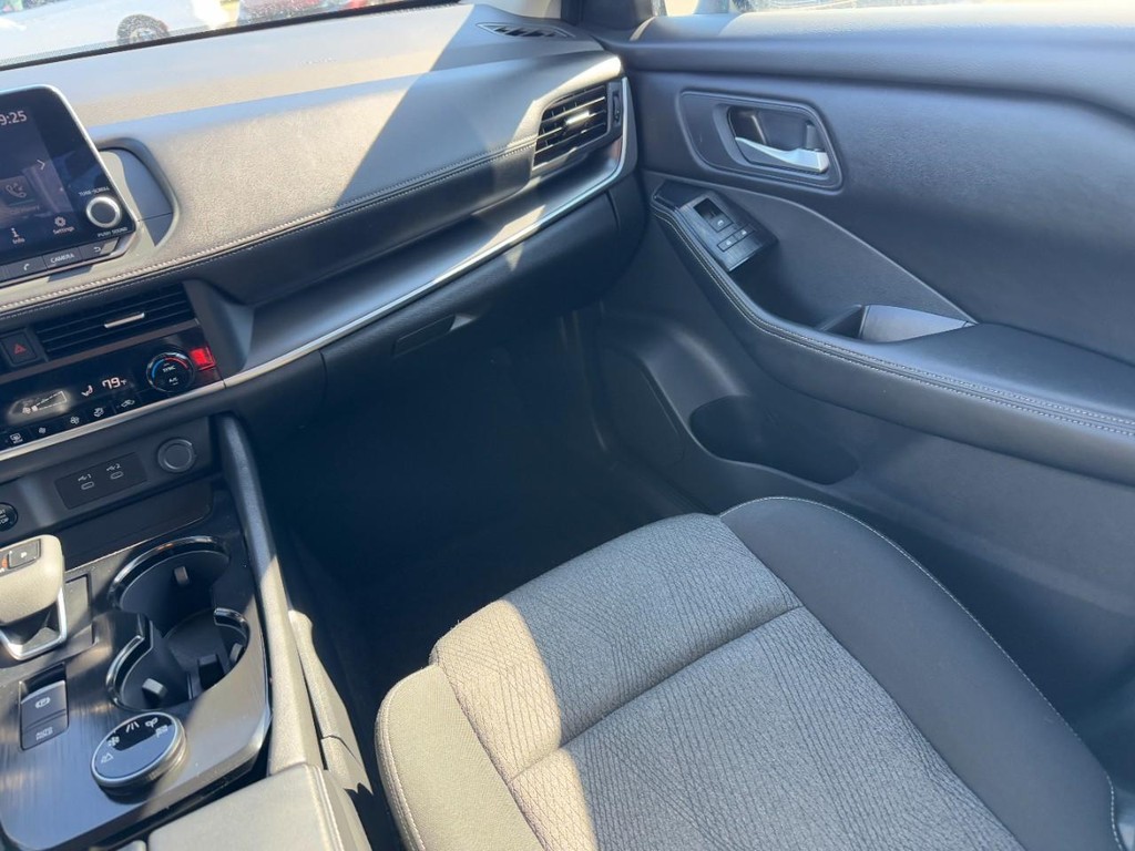 Nissan Rogue Vehicle Full-screen Gallery Image 15